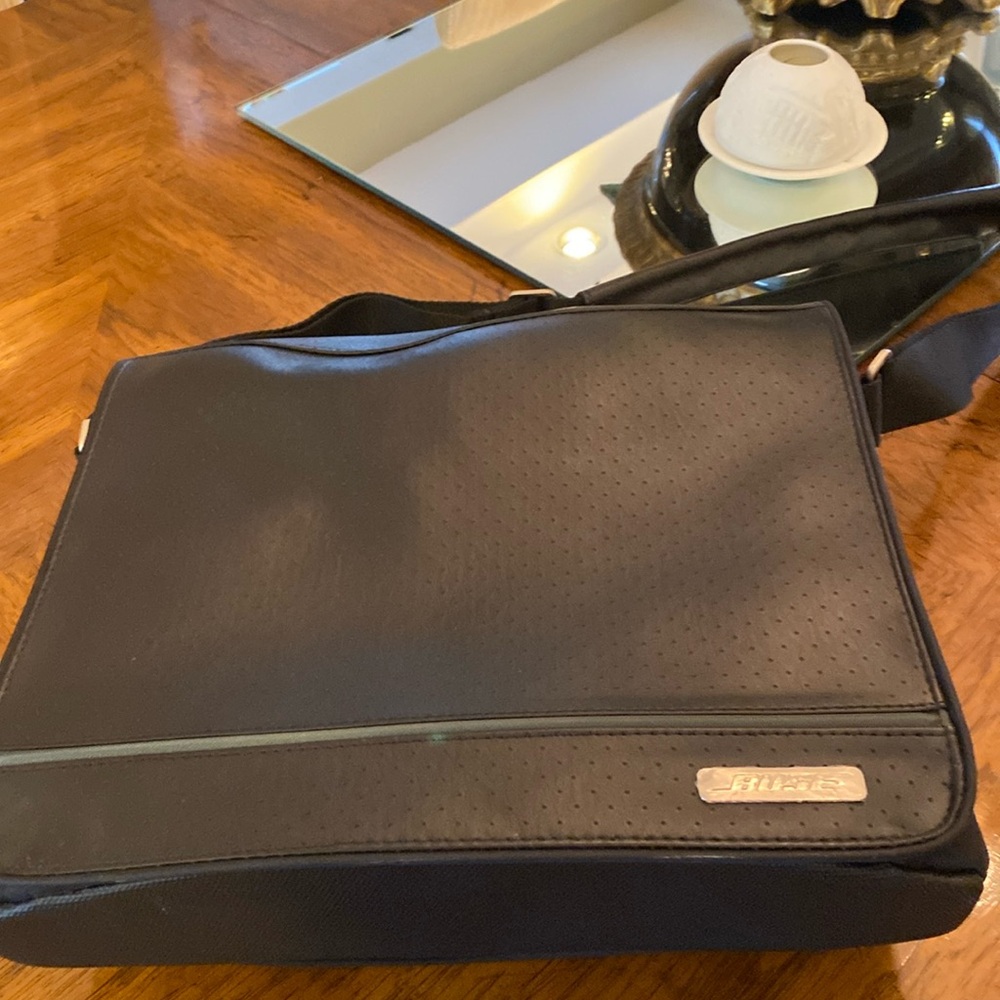 Bose speaker case like new never used